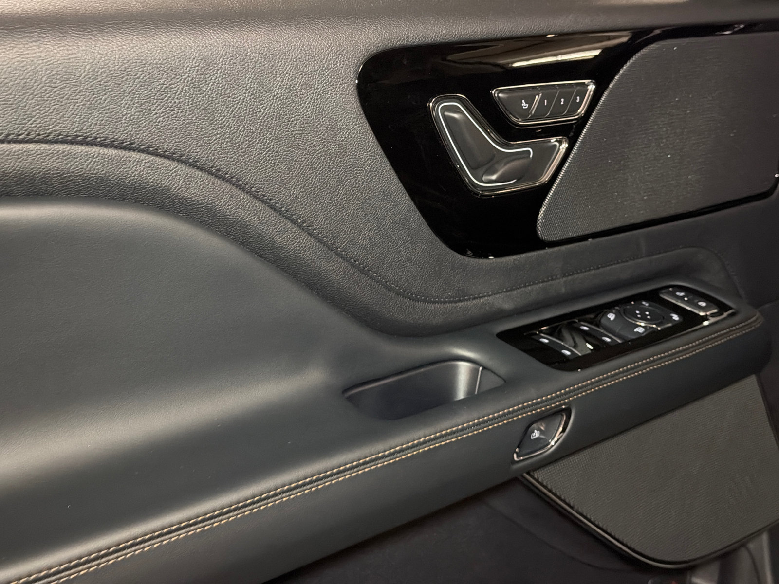 New 2026 Lincoln Aviator AWD w/ Jet Appearance Package image 19