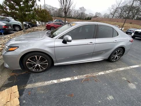Used 2019 Toyota Camry SE image 4