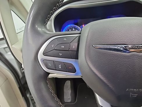 Used 2023 Chrysler Pacifica Touring-L image 26