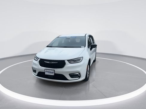 Used 2025 Chrysler Pacifica Select image 3