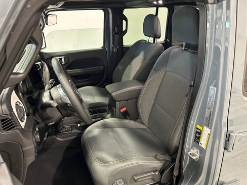 Used 2025 Jeep Wrangler Unlimited Sahara AWD/4WD image 17