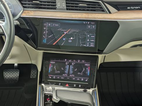 Used 2019 Audi e-tron Prestige w/ Prestige Package image 31