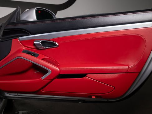 Used 2025 Porsche 718 Cayman RWD image 39