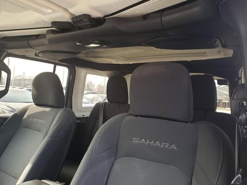 Used 2018 Jeep Wrangler Unlimited Sahara w/ Cold Weather Group image 28