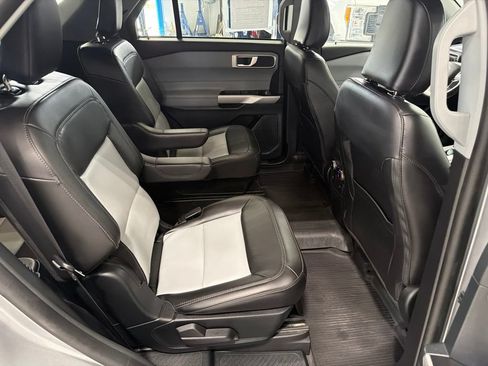 Used 2023 Ford Explorer XLT w/ XLT Sport Appearance Package AWD/4WD image 39