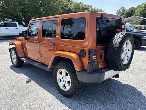 Used 2011 Jeep Wrangler Unlimited Sahara w/ Connectivity Group AWD/4WD image 3