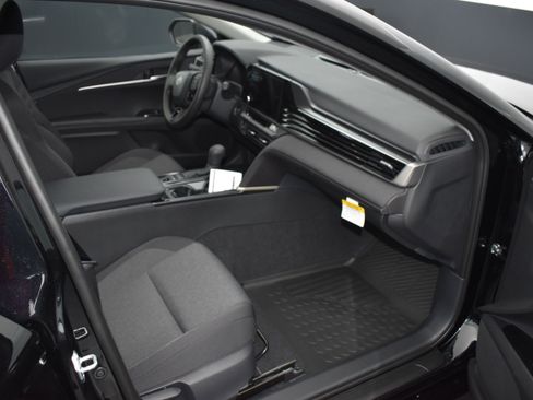 Used 2025 Toyota Camry LE image 11