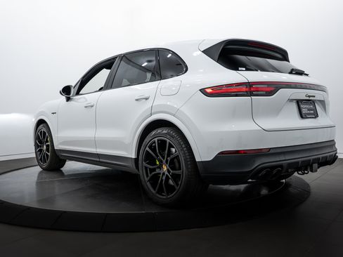 Certified 2022 Porsche Cayenne Platinum Edition image 3