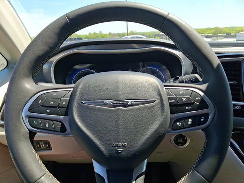 Certified 2023 Chrysler Pacifica Touring-L FWD image 19