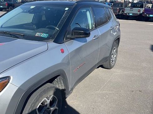 Used 2022 Jeep Compass Trailhawk w/ Trailhawk Convenience Group AWD/4WD image 3