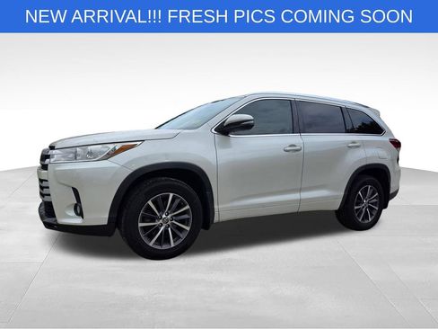 Used 2018 Toyota Highlander XLE FWD image 2