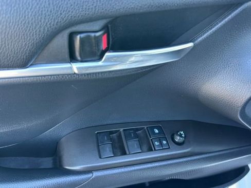 Used 2021 Toyota Camry SE image 12