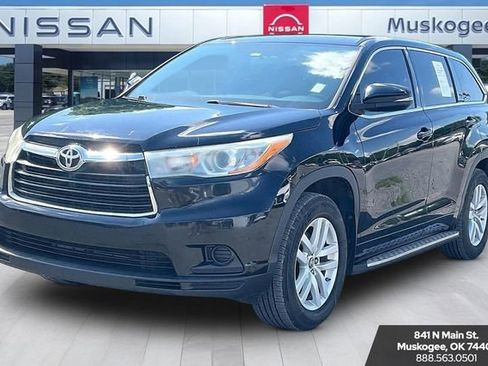 Used 2016 Toyota Highlander LE FWD image 3
