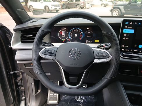 Used 2025 Volkswagen Tiguan SE R-Line image 15