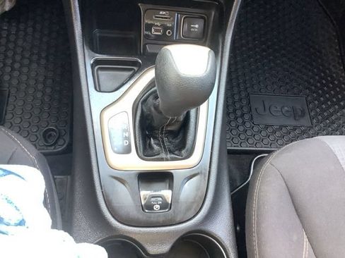 Used 2017 Jeep Cherokee Latitude w/ Safety/Convenience Group FWD image 25