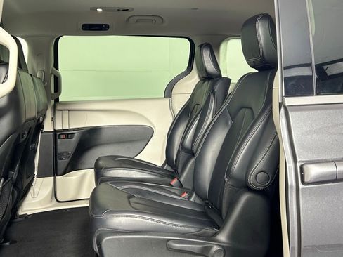 Used 2023 Chrysler Pacifica Touring-L image 17