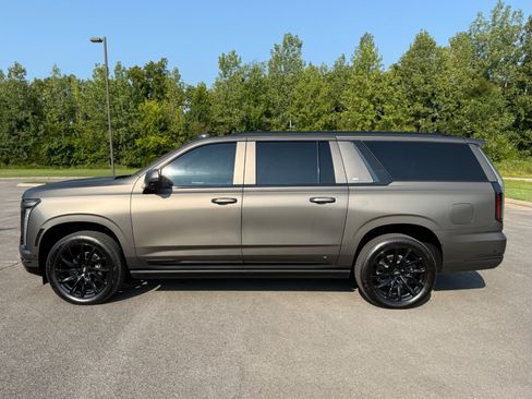 Used 2025 Cadillac Escalade ESV Premium Luxury w/ LPO, Radiant Package AWD/4WD image 8