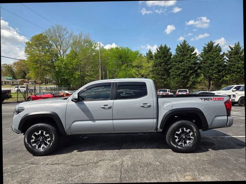 Used 2019 Toyota Tacoma TRD Off-Road w/ TRD Premium Off Road Package AWD/4WD image 3