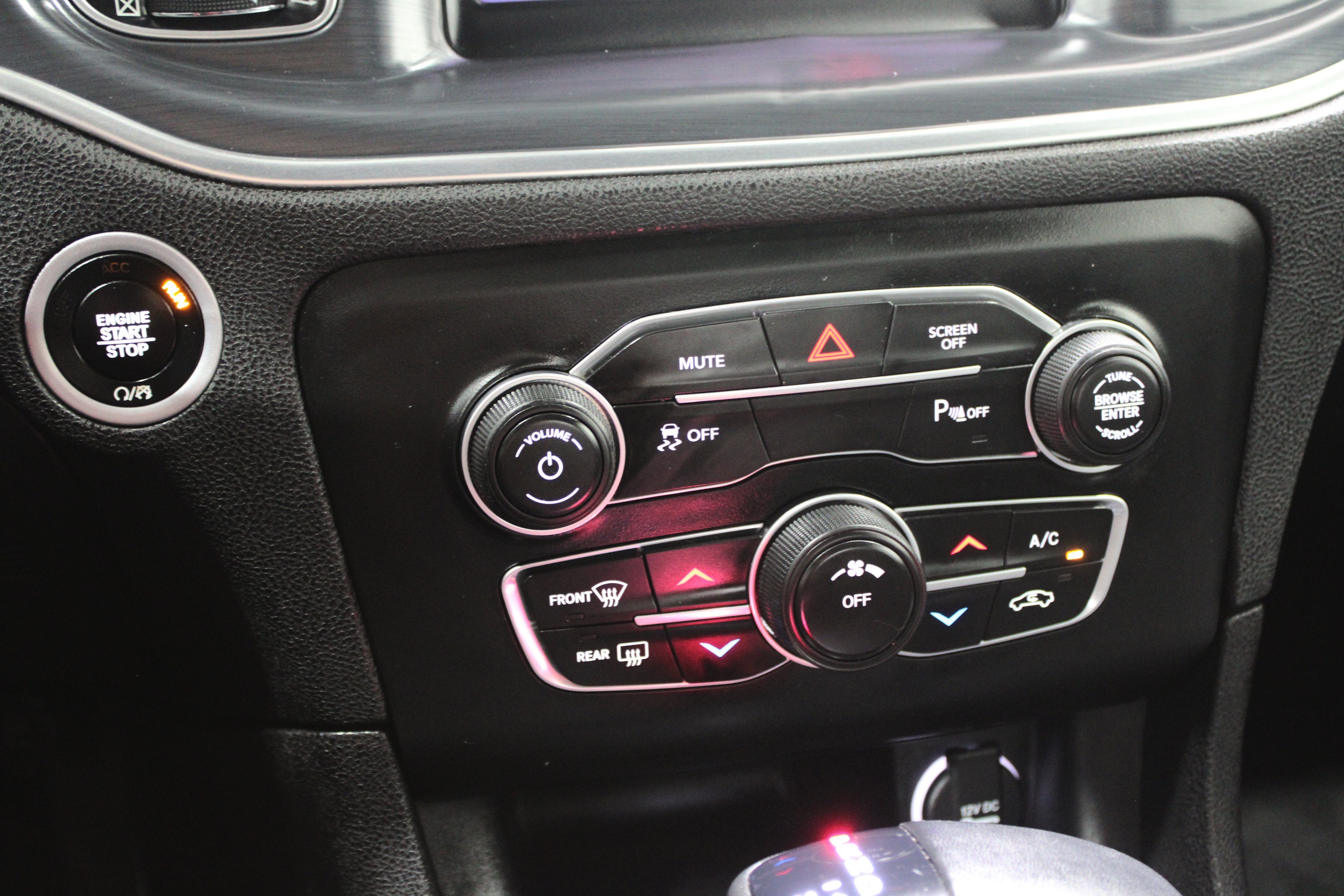 Used 2018 Dodge Charger SXT RWD image 13