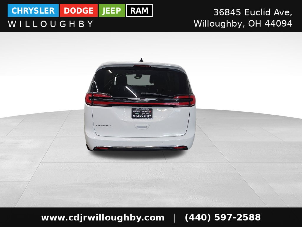 Used 2023 Chrysler Pacifica Touring-L FWD image 8