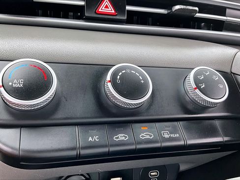 Used 2024 Hyundai Elantra SE image 31