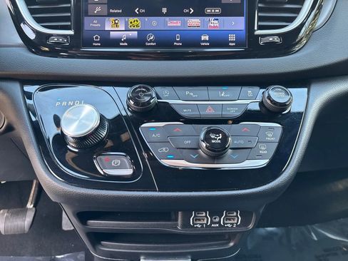 Used 2025 Chrysler Pacifica Select FWD image 19