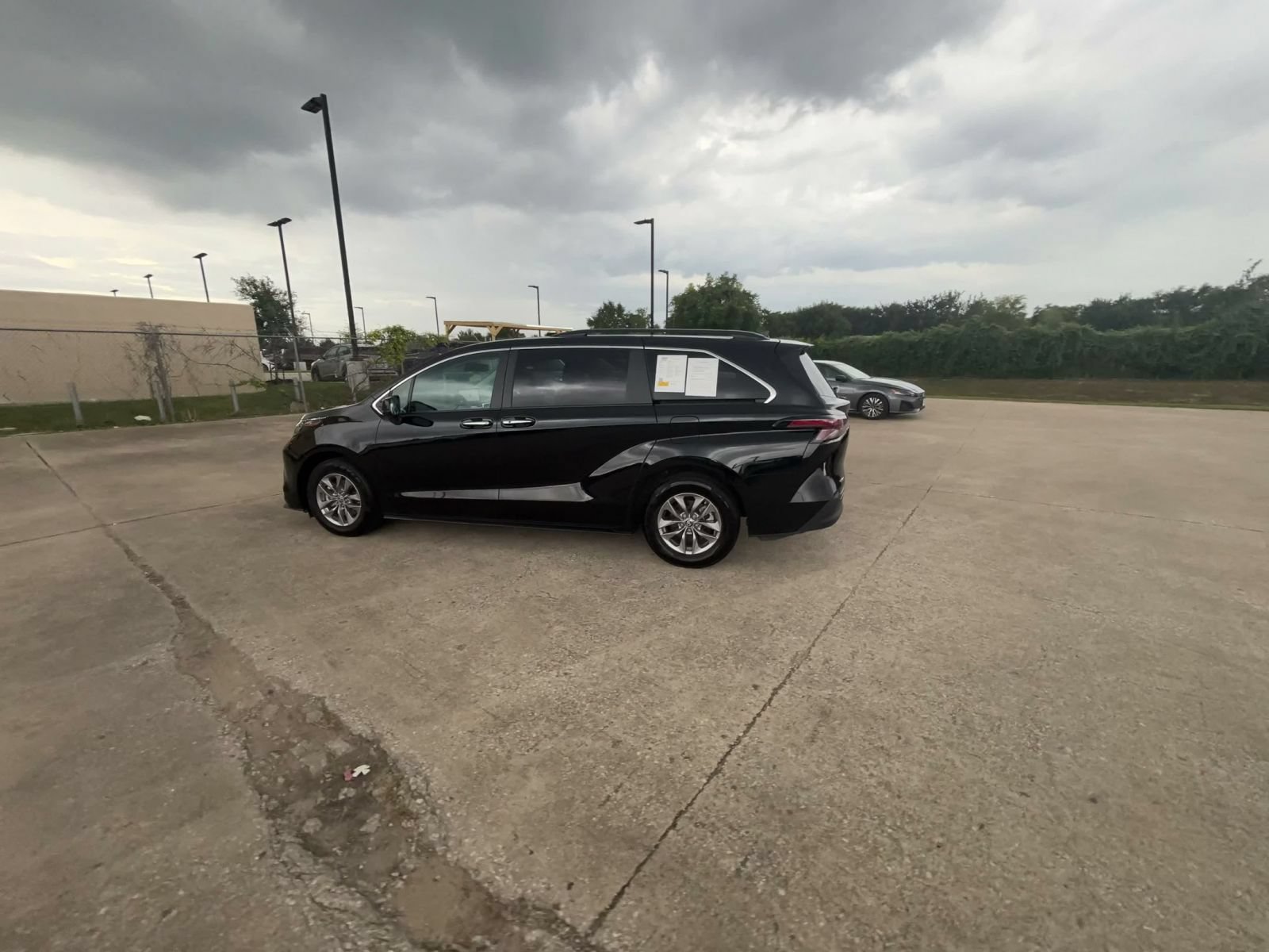 Used 2025 Toyota Sienna XLE FWD image 8