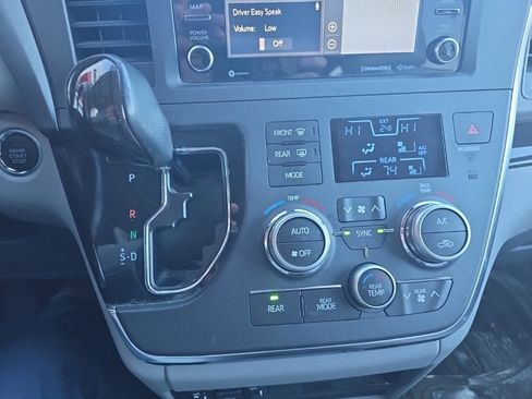 Used 2019 Toyota Sienna XLE image 25