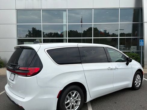 Used 2025 Chrysler Pacifica Select FWD image 3