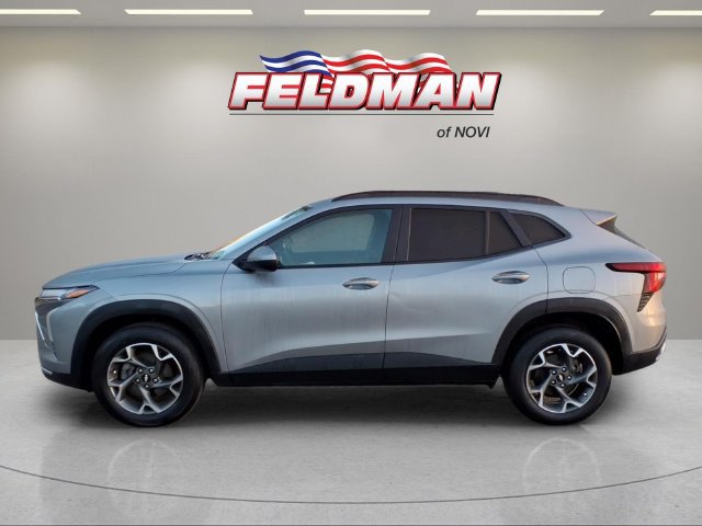 Used 2024 Chevrolet Trax LT w/ LT Convenience Package FWD image 2