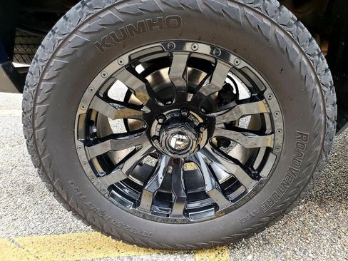 Used 2018 Chevrolet Silverado 1500 LT w/ LPO, Black Pack AWD/4WD image 17