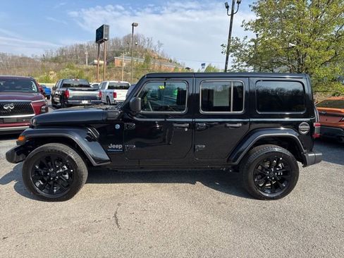 Used 2025 Jeep Wrangler Unlimited Sahara w/ Safety Group AWD/4WD image 6