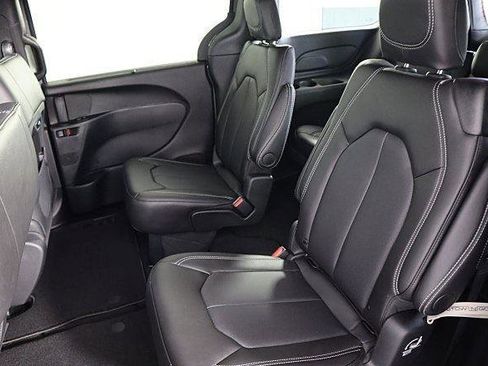 New 2025 Chrysler Pacifica Select image 9