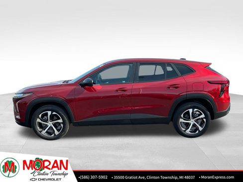 Used 2025 Chevrolet Trax RS FWD image 3
