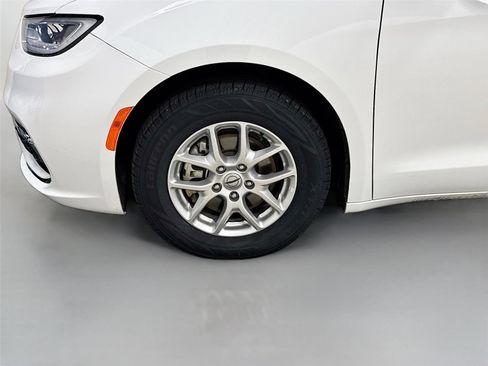 Used 2023 Chrysler Pacifica Touring-L image 30
