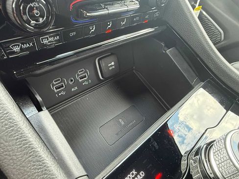 New 2025 Jeep Grand Cherokee Overland w/ Luxury Tech Group IV image 18