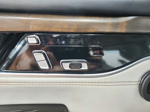 Used 2023 Jeep Grand Wagoneer L Series II w/ Convenience Group III AWD/4WD image 20