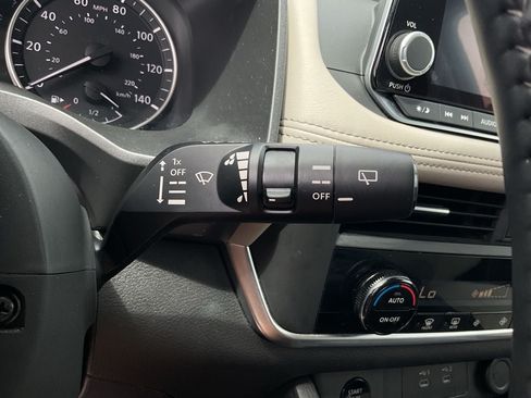 Used 2025 Nissan Rogue SV FWD image 29