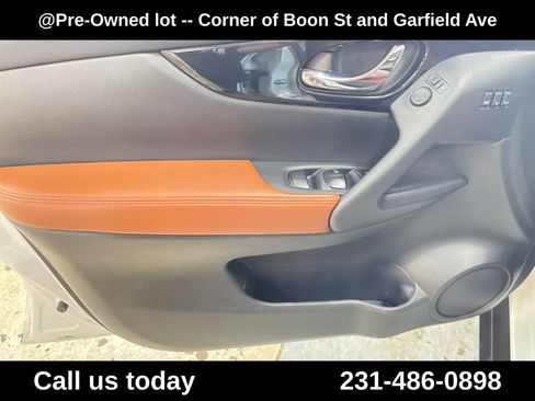 Used 2017 Nissan Rogue SL AWD/4WD image 14