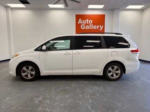 Used 2014 Toyota Sienna LE FWD image 4
