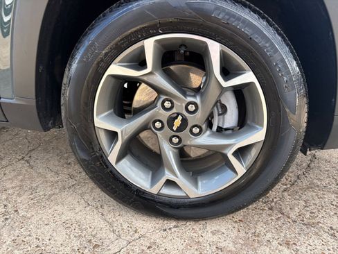 Used 2025 Chevrolet Trax LT image 28