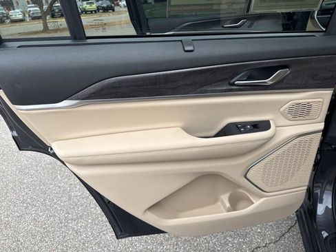 Used 2025 Jeep Grand Cherokee L Limited w/ Luxury Tech Group II image 16