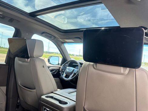 Used 2022 GMC Yukon XL SLT w/ SLT Premium Package RWD image 32