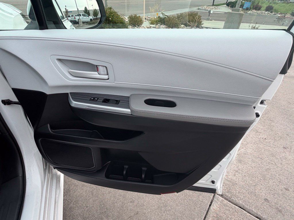 Used 2025 Toyota Sienna LE AWD/4WD image 34