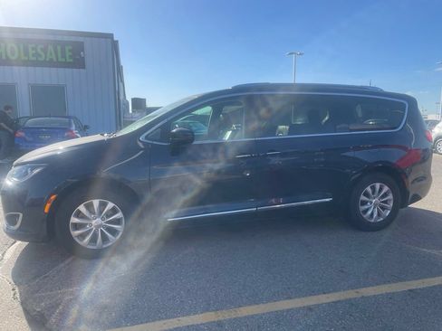 Used 2018 Chrysler Pacifica Touring-L Plus FWD image 2