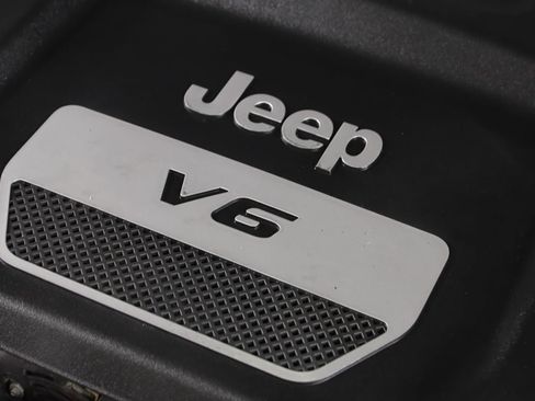 Used 2015 Jeep Wrangler Unlimited Sahara w/ Connectivity Group AWD/4WD image 20