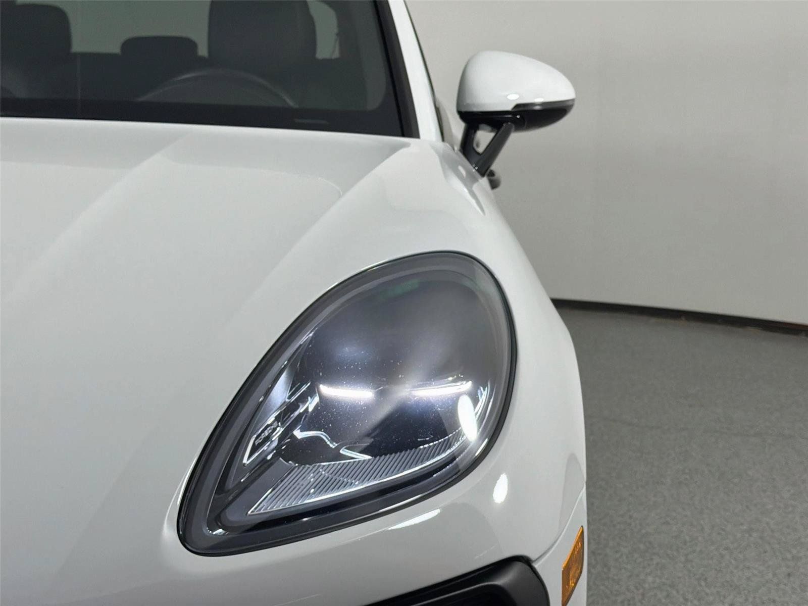 Certified 2022 Porsche Macan AWD/4WD image 15