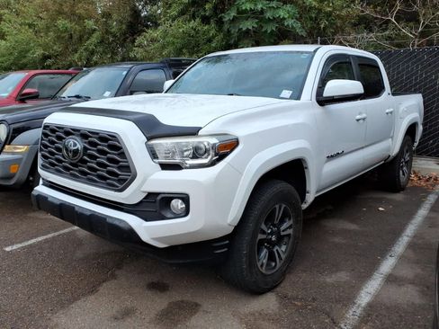 Used 2017 Toyota Tacoma SR5 w/ Tow Package RWD image 1