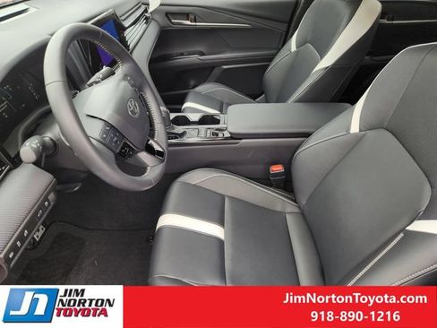 Used 2025 Toyota Camry SE w/ Convenience Package FWD image 14
