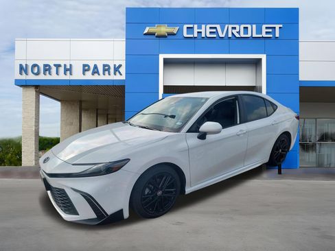 Used 2025 Toyota Camry Hybrid FWD image 1